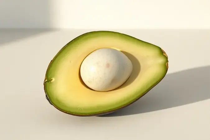 Renderização 3D conceitual de abacate cortado ao meio com polpa firme e verde-clara sobre superfície limpa e minimalista.