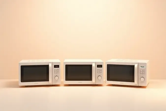 Renderização 3D comparando três tipos de micro-ondas lado a lado com designs distintos representando convencional, grill e convecção.