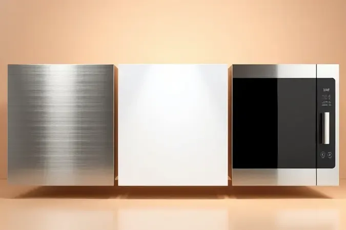 Três opções de design para micro-ondas 20 litros: acabamento em inox escovado, branco fosco e vidro espelhado