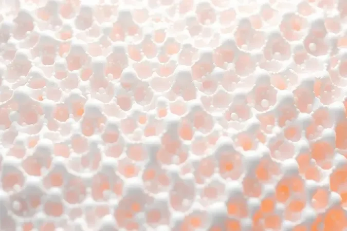 Close-up conceitual da estrutura porosa do isopor com ondas de calor se aproximando, ilustrando sua reação térmica em escala molecular.