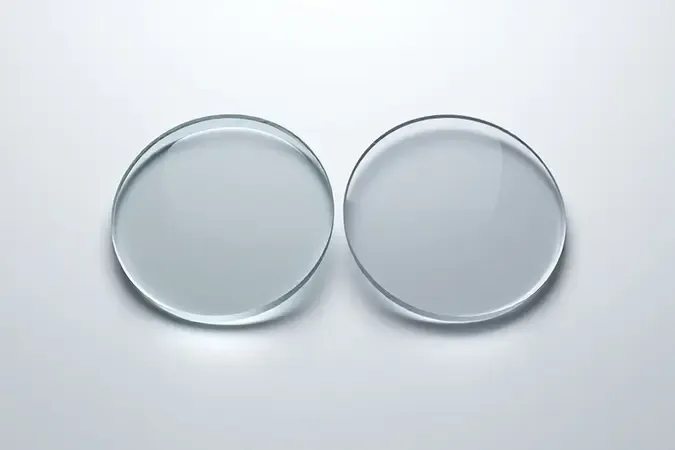 Amostras de policarbonato transparente e plástico comum comparando durabilidade de materiais para tampas de micro-ondas.