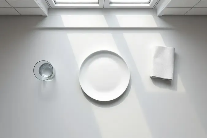 Render 3D minimalista de prato com vapor sobre bancada de cozinha com copo de água e papel toalha, ilustrando truques para aquecer comida.